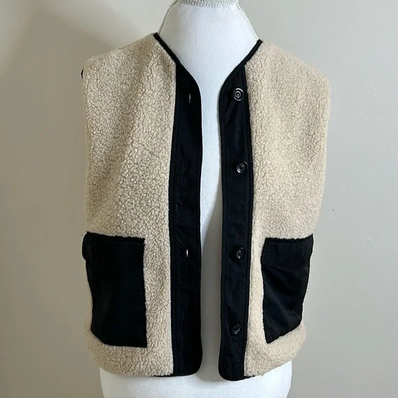 The Lynk fuzzy vest trimmed with blk - Picture 4 of 9